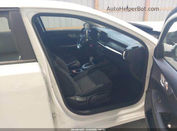 3KPF24AD4PE516120 2023 KIA FORTE White Вид салону спереду