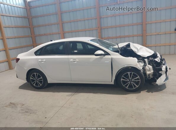 3KPF24AD4PE516120 2023 KIA FORTE White Вид задньої частини салону