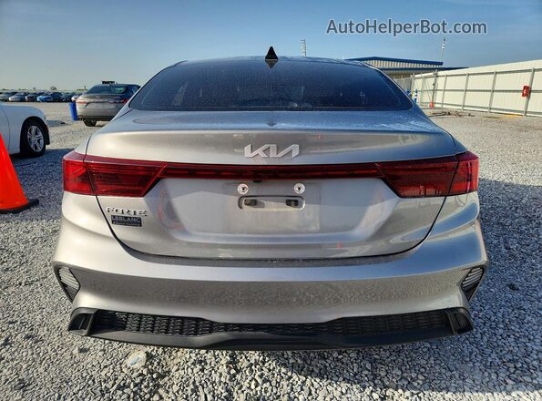 3KPF24AD4PE587978 2023 KIA FORTE Gray Widok z tyłu