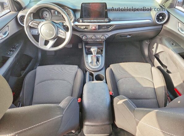 3KPF24AD4PE587978 2023 KIA FORTE Gray Widok deski rozdzielczej