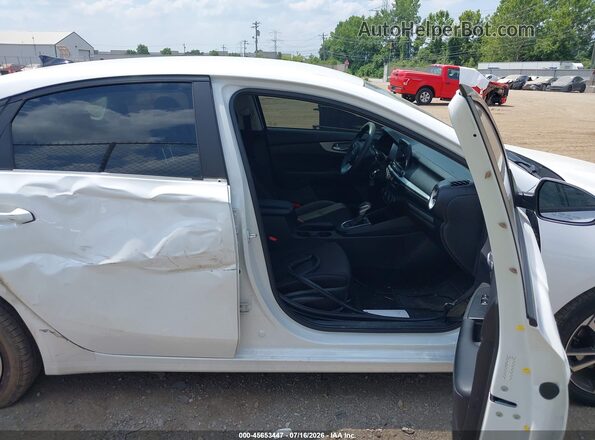 3KPF24AD4PE611938 2023 KIA FORTE White Widok wnętrza z przodu