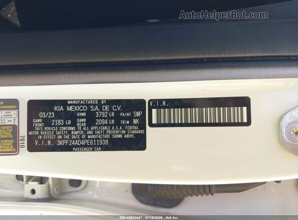 3KPF24AD4PE611938 2023 KIA FORTE White Widok komory silnika
