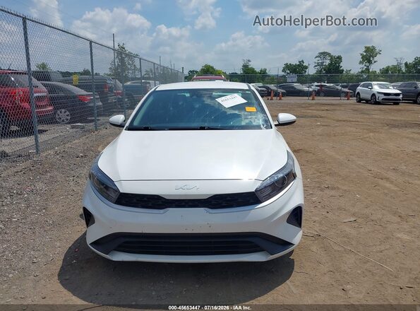 3KPF24AD4PE611938 2023 KIA FORTE White Widok wnętrza z tyłu
