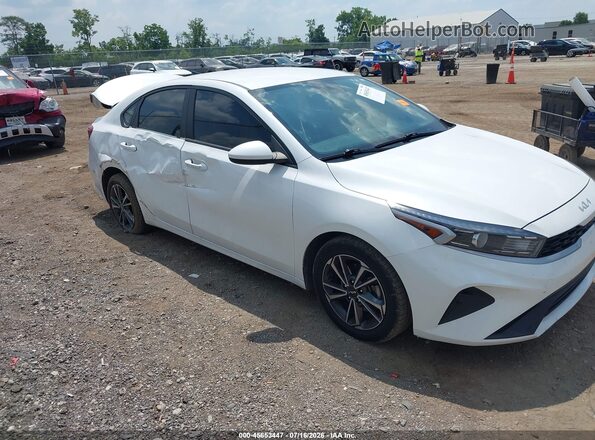 3KPF24AD4PE611938 2023 KIA FORTE White Widok wnętrza 360 stopni