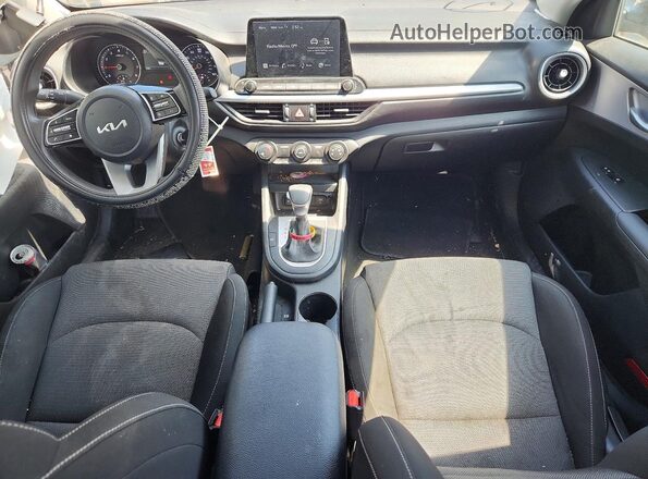 3KPF24AD4RE709631 2024 KIA FORTE Gray Widok deski rozdzielczej
