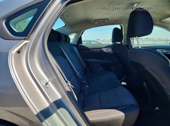 3KPF24AD4RE710486 2024 KIA FORTE Silver Widok tylnych siedzeń