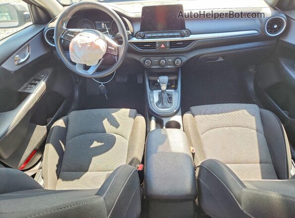 3KPF24AD4RE710486 2024 KIA FORTE Silver Widok deski rozdzielczej