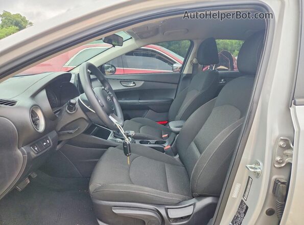 3KPF24AD5ME386800 2021 KIA FORTE Белый Вид салона спереди