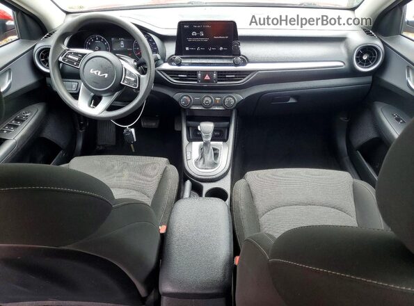 3KPF24AD5PE571238 2023 KIA FORTE Красный Вид панели приборов