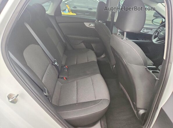 3KPF24AD5PE585981 2023 KIA FORTE White უკანა სავარძლების ხედი