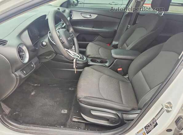 3KPF24AD5PE585981 2023 KIA FORTE White წინა სალონის ხედი
