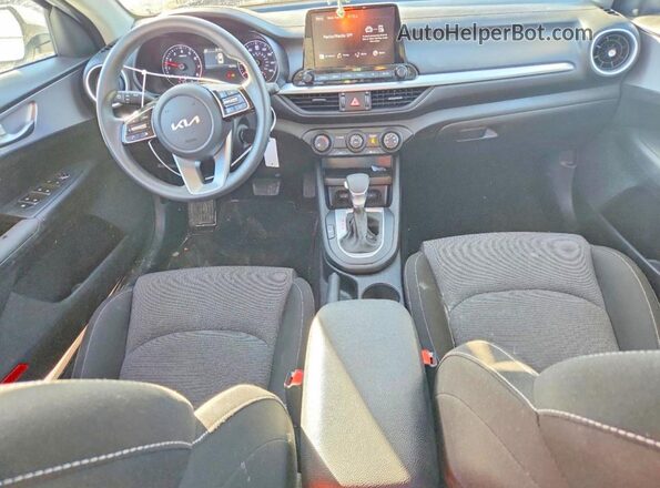 3KPF24AD5RE719830 2024 KIA FORTE White Vista del salpicadero