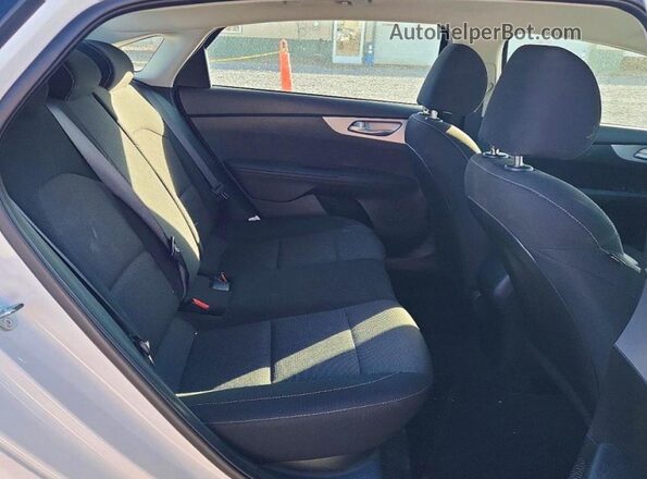 3KPF24AD5RE719830 2024 KIA FORTE White Vista de los asientos traseros