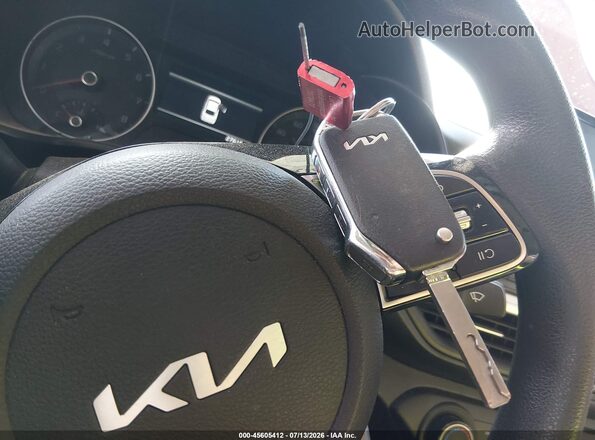 3KPF24AD5RE808202 2024 KIA FORTE Red Vista del salpicadero