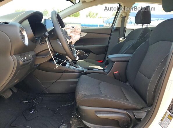 3KPF24AD5RE827820 2024 KIA FORTE White Widok wnętrza z przodu