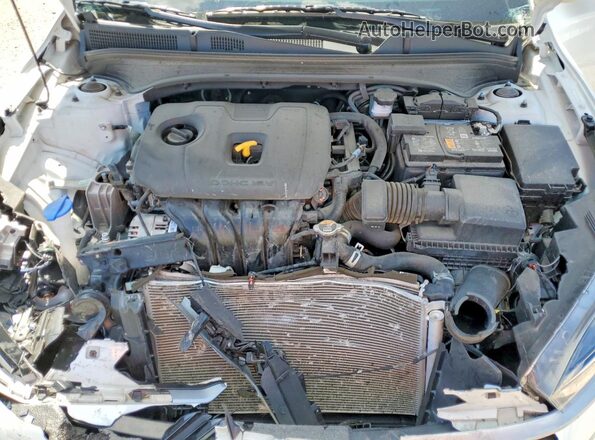 3KPF24AD5RE827820 2024 KIA FORTE White Widok wnętrza z tyłu
