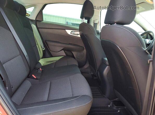 3KPF24AD6NE467323 2022 KIA FORTE Orange Vista de los asientos traseros