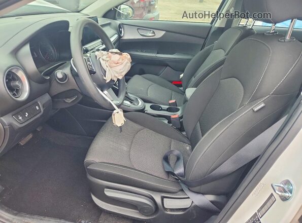 3KPF24AD6PE513803 2023 KIA FORTE White Вид салону спереду
