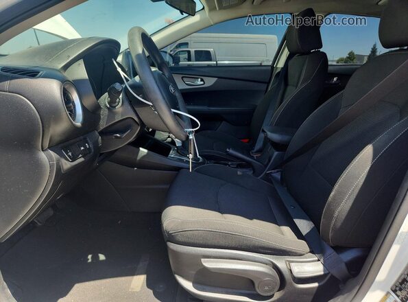 3KPF24AD7LE157632 2020 KIA FORTE Белый Вид салона спереди