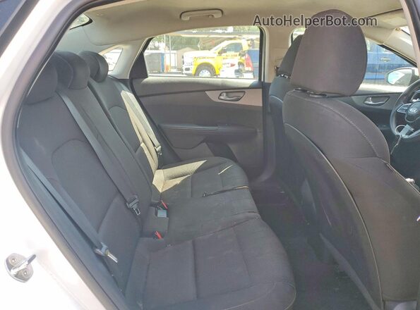 3KPF24AD7ME304033 2021 KIA FORTE Белый Вид задних сидений