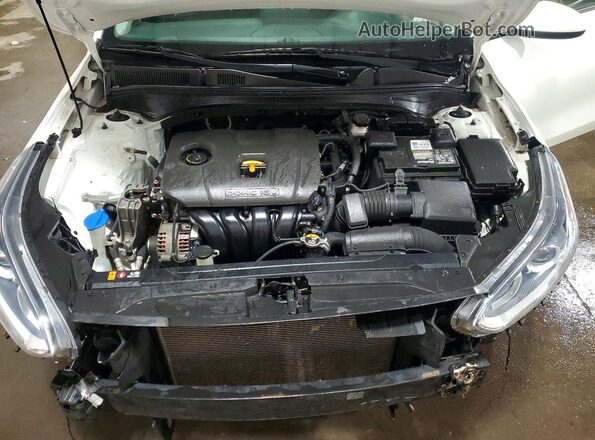 3KPF24AD7ME329711 2021 KIA FORTE Белый Вид задней части салона