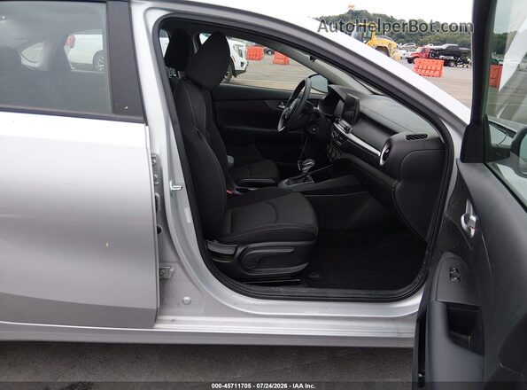 3KPF24AD7ME372090 2021 KIA FORTE Silver Front interior view