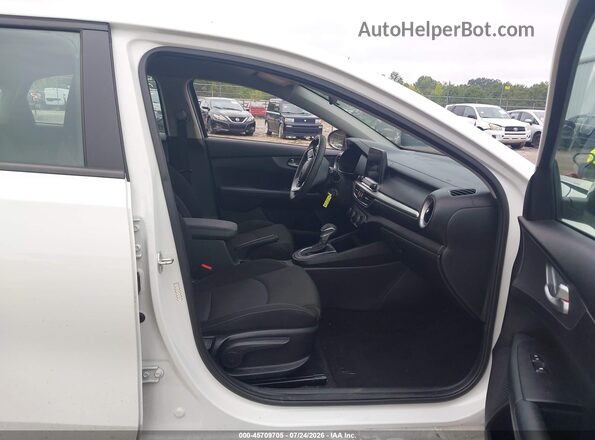 3KPF24AD7ME402821 2021 KIA FORTE White Vista interior delantera