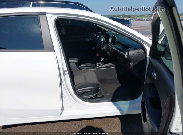 3KPF24AD7ME410918 2021 KIA FORTE Белый Вид салона спереди