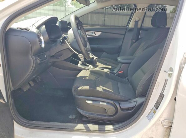 3KPF24AD7PE508769 2023 KIA FORTE White Вид салону спереду