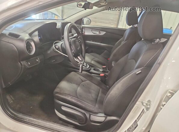 3KPF24AD7RE784792 2024 KIA FORTE White Սալոնի դիմացի տեսք