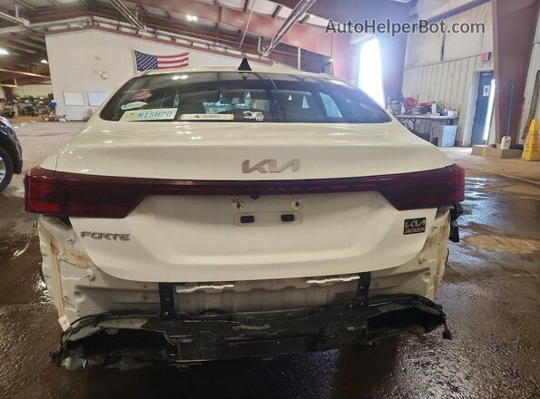 3KPF24AD7RE784792 2024 KIA FORTE White Հետևի տեսք