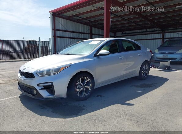 3KPF24AD8ME285556 2021 KIA FORTE Silver Vista tres cuartos delantera izquierda
