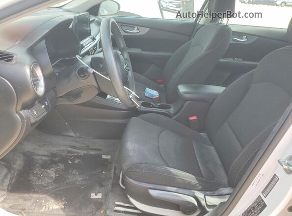 3KPF24AD8ME339339 2021 KIA FORTE Белый Вид салона спереди