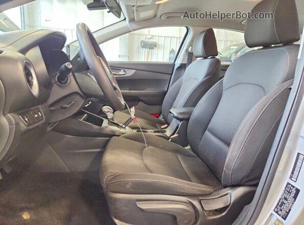 3KPF24AD8ME341463 2021 KIA FORTE Серебряный Вид салона спереди
