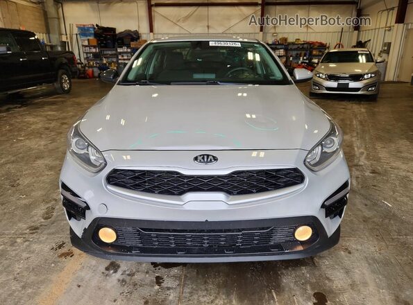 3KPF24AD8ME341463 2021 KIA FORTE Серебряный Вид спереди