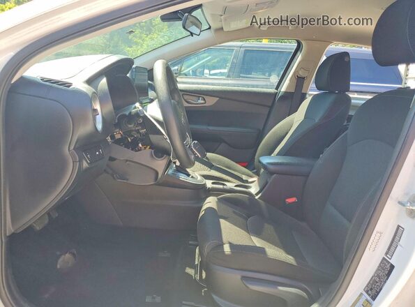 3KPF24AD8ME346890 2021 KIA FORTE White Widok wnętrza z przodu