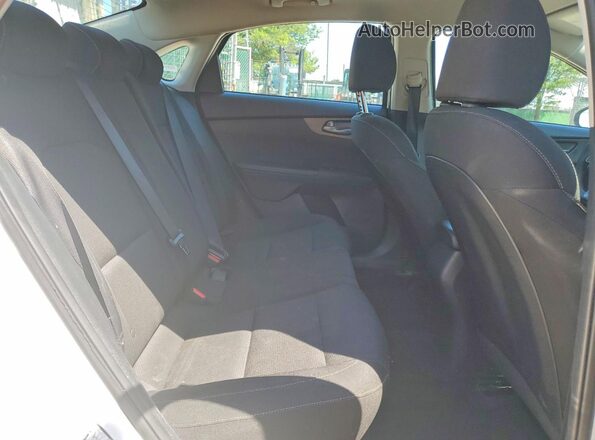 3KPF24AD8ME346890 2021 KIA FORTE White Widok tylnych siedzeń