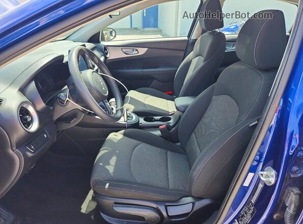 3KPF24AD8PE585487 2023 KIA FORTE Blue წინა სალონის ხედი