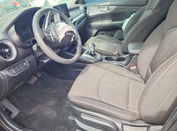 3KPF24AD8PE683502 2023 KIA FORTE Black Vista interior delantera