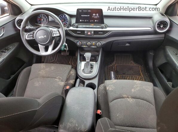 3KPF24AD8RE713049 2024 KIA FORTE Gray Widok deski rozdzielczej