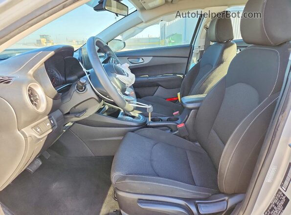 3KPF24AD9ME335221 2021 KIA FORTE Silver Front interior view