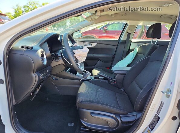 3KPF24AD9NE498582 2022 KIA FORTE Белый Вид салона спереди