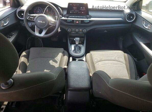 3KPF24AD9PE532541 2023 KIA FORTE Белый Вид панели приборов