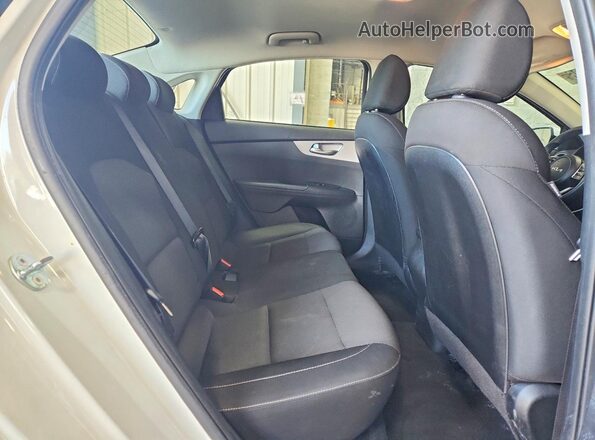 3KPF24AD9PE616309 2023 KIA FORTE White Вид задніх сидінь