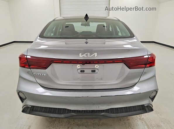 3KPF24AD9PE623048 2023 KIA FORTE Silver Widok z tyłu