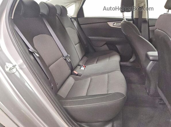 3KPF24AD9PE623048 2023 KIA FORTE Silver Widok tylnych siedzeń
