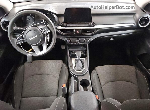3KPF24AD9PE623048 2023 KIA FORTE Silver Widok deski rozdzielczej