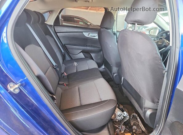 3KPF24AD9PE675568 2023 KIA FORTE Blue Widok tylnych siedzeń