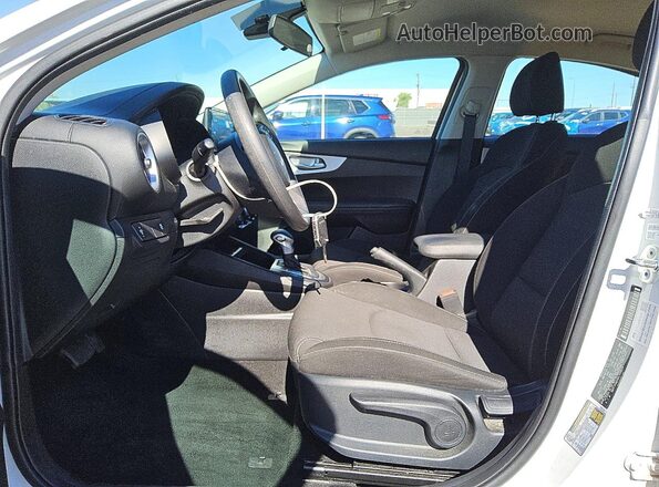 3KPF24AD9RE700634 2024 KIA FORTE Белый Вид салона спереди