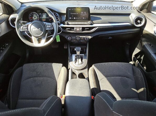 3KPF24AD9RE700634 2024 KIA FORTE Белый Вид панели приборов
